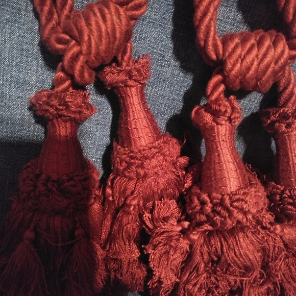 Wine colored pair of vintage curtain tassel tiebacks - Picture 2 of 9